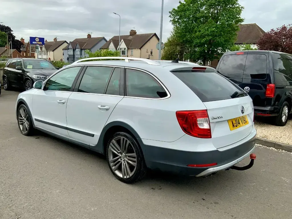 Used Skoda Superb Tour 140 HP (102 kW) 2014 White Estate