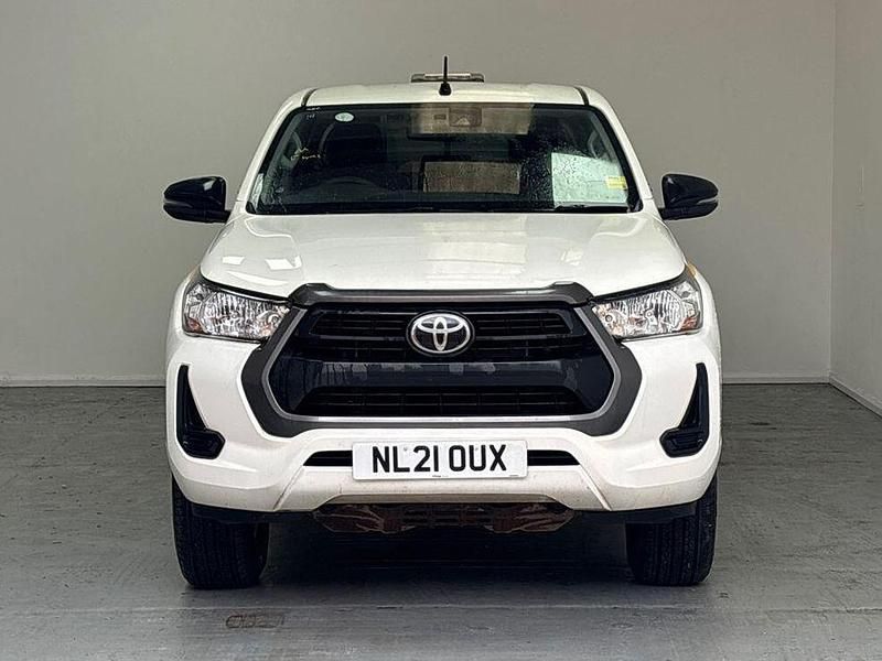 Used Toyota HiLux Active 150 HP (110 kW) 2021 White Pickup