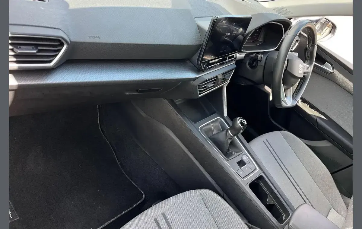 Used Seat Leon SE Dynamic 128 HP (94 kW) 2022 Blue Hatchback