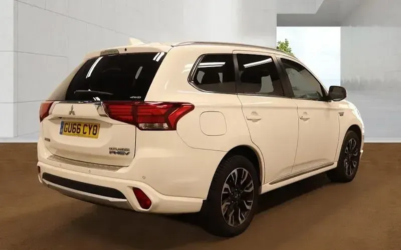 Used Mitsubishi Outlander P-HEV 203 HP (149 kW) 2016 White SUV