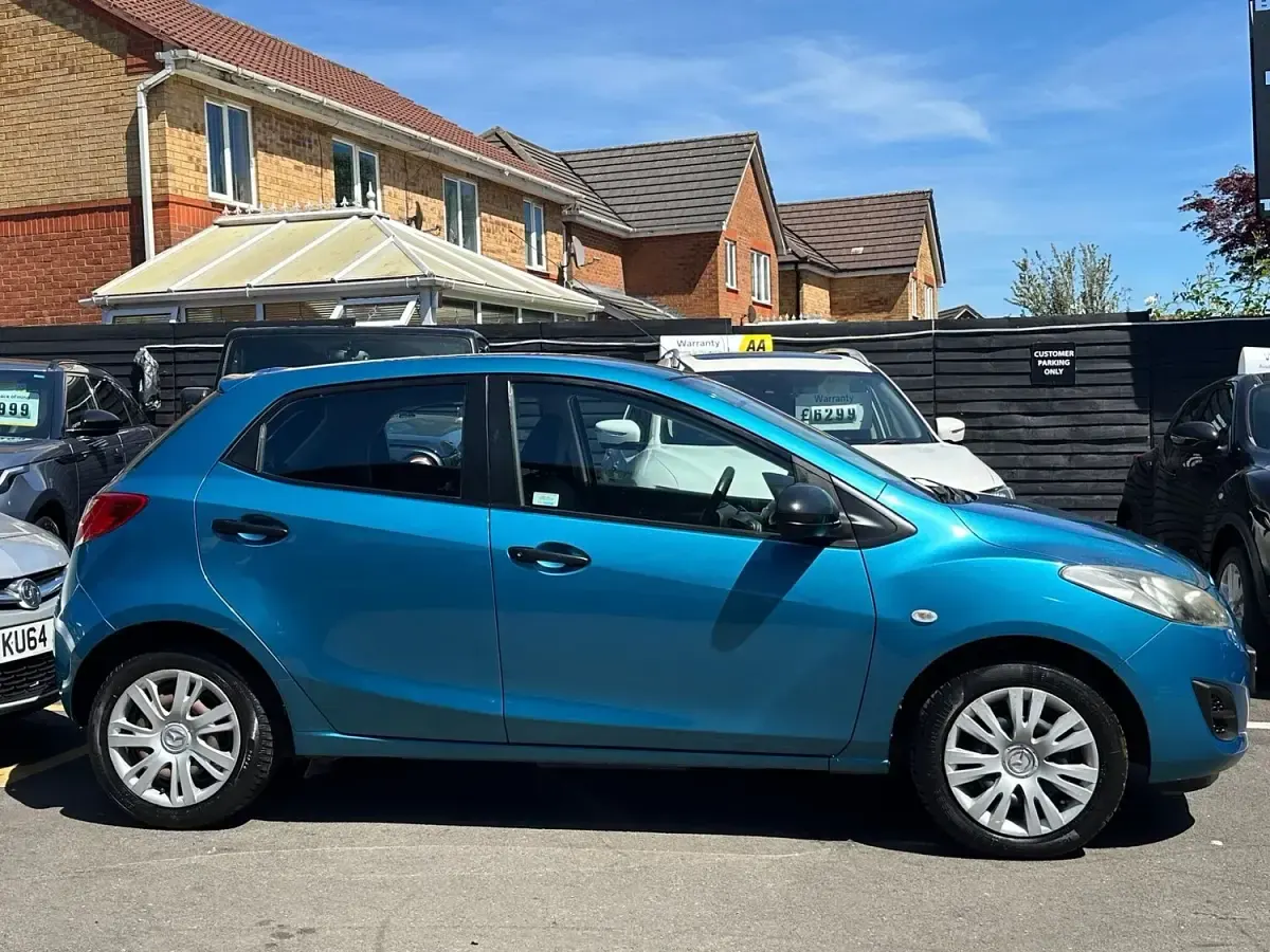 Used Mazda 2 84 HP (61 kW) 2013 Blue Hatchback