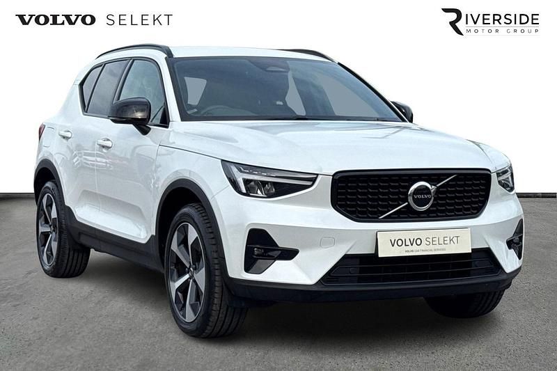 Begagnad Volvo XC40 Plus 197 HK (144 kW) 2024 Vit SUV