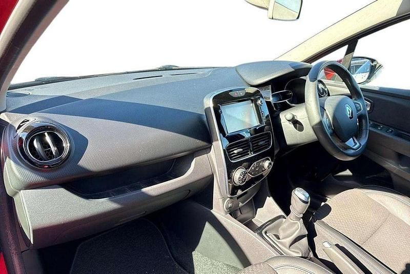 Used Renault Clio IV Dynamique 108 HP (79 kW) 2018 Red Hatchback