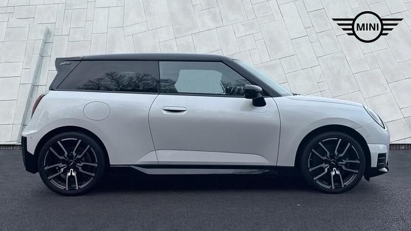 Used Mini Cooper SE Hatch 158 kW (215 HP) 2024 White Hatchback