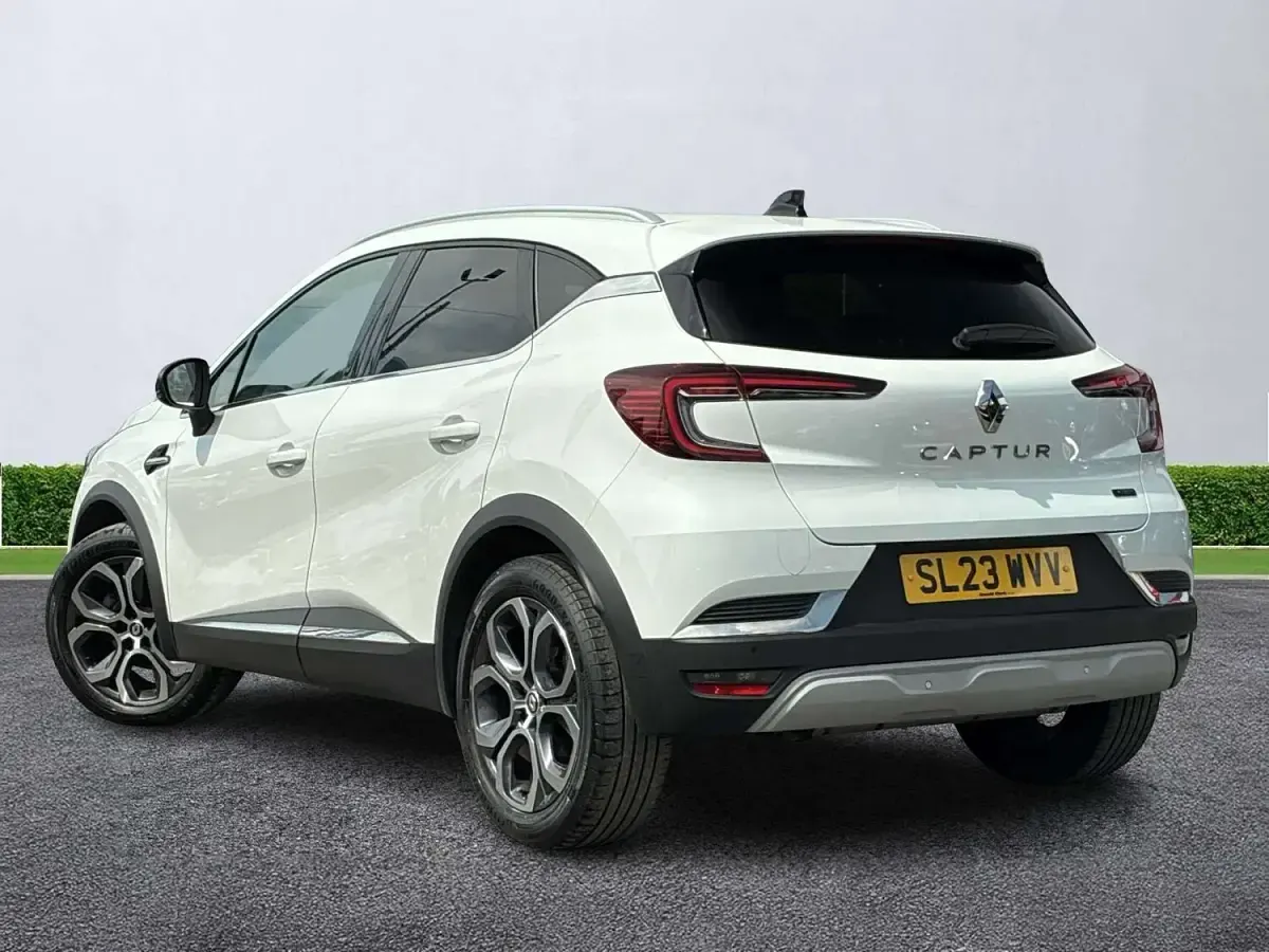 Used Renault Captur Techno 145 HP (106 kW) 2023 White SUV