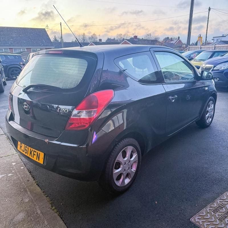 Used Hyundai i20 Comfort 77 HP (56 kW) 2011 Black Hatchback
