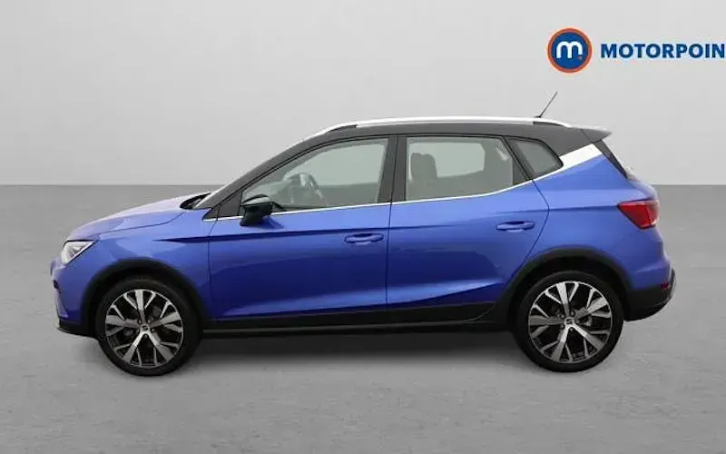 Usado Seat Arona Xperience Lux 110 CV (80 kW) 2023 Azul SUV