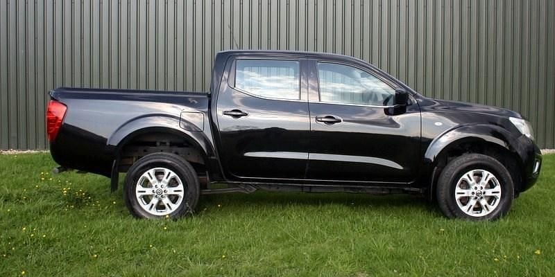 Black Used 2021 Nissan Navara Acenta Pickup | £15,995 (Fair price) - Image 1/4