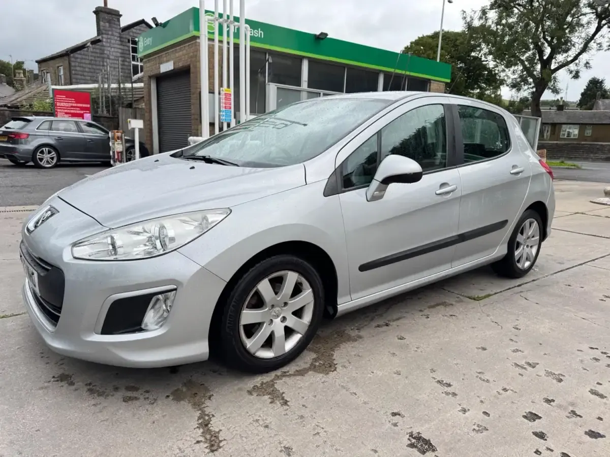 Usado Peugeot 308 92 CV (67 kW) 2013 Plateado Utilitario