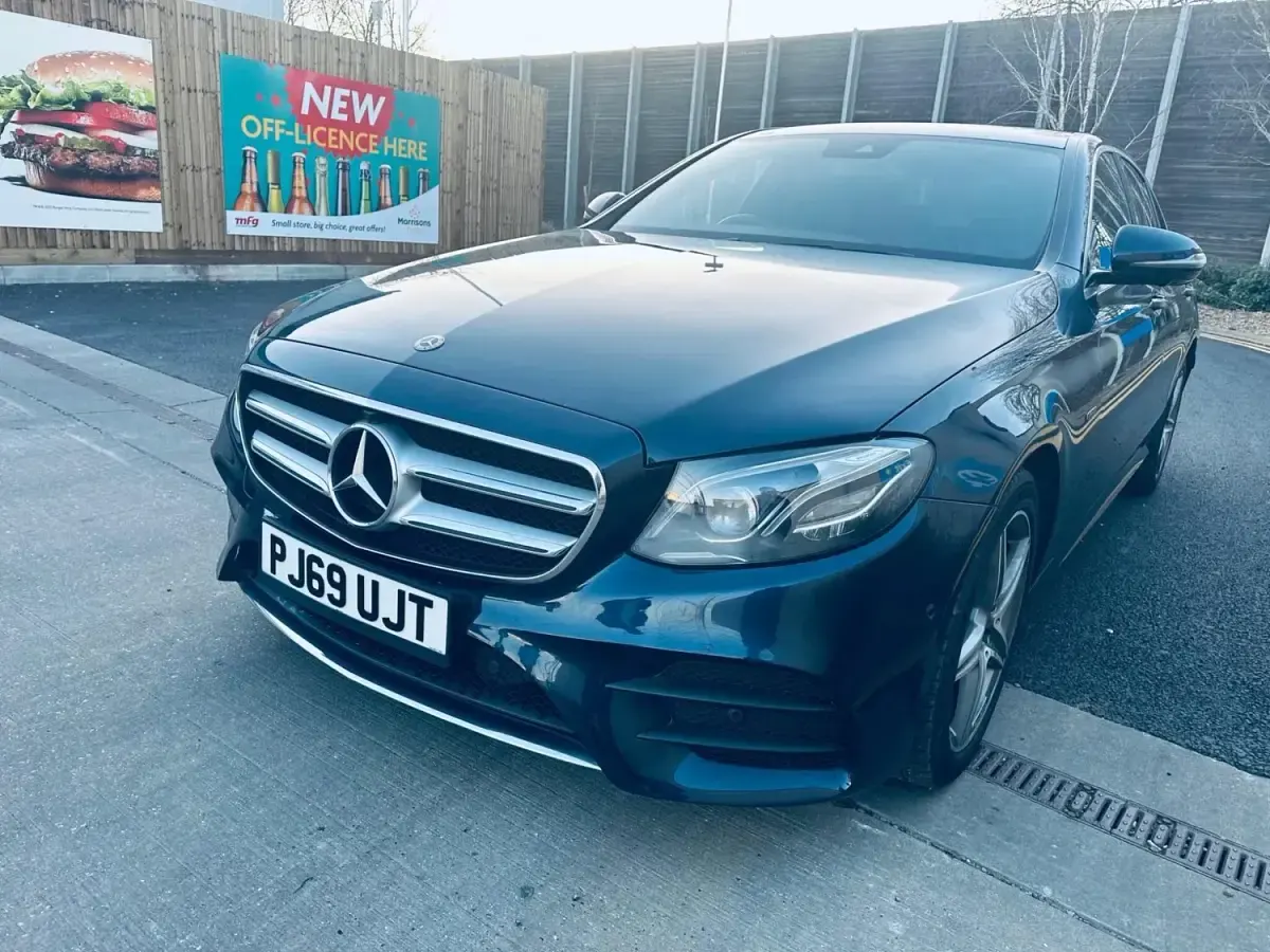 Usado Mercedes E300 AMG Line Premium 2019 Azul Sedan