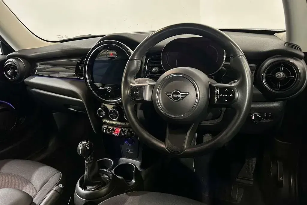 Używany Mini Cooper Classic 136 KM (100 kW) 2021 Niebieski Hatchback