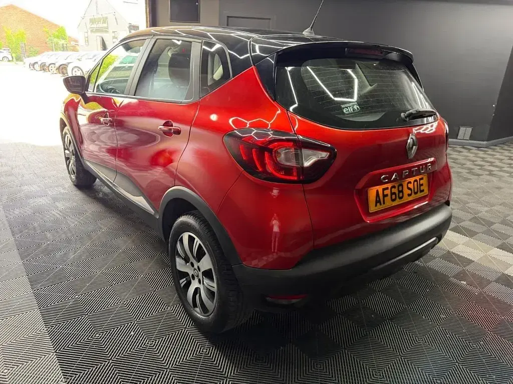 Used Renault Captur Play 90 HP (66 kW) 2018 Red SUV