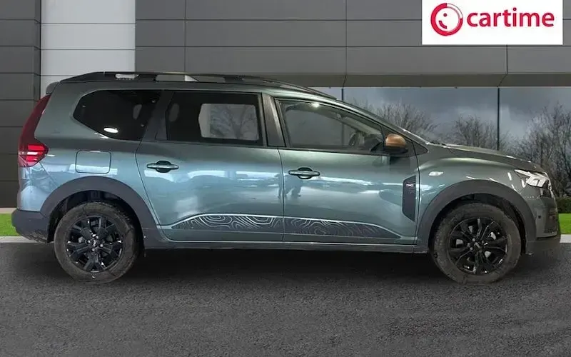 Used Dacia Jogger Extreme 141 HP (103 kW) 2025 Green MPV