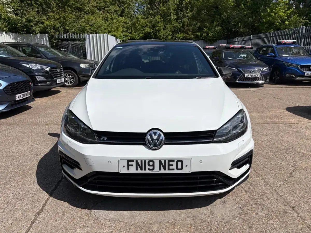 Begagnad VW Golf VII R 300 HK (220 kW) 2019 Vit Halvkombi