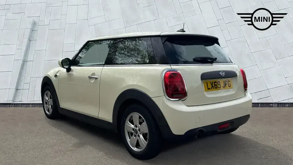 Used Mini ONE Classic 101 HP (74 kW) 2019 White Hatchback