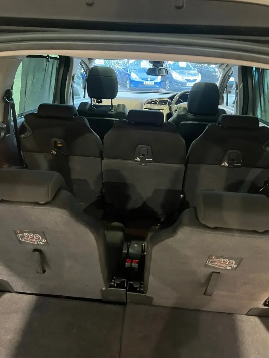 Usado Peugeot 5008 112 HP (82 kW) 2011 Cinzento Monovolume