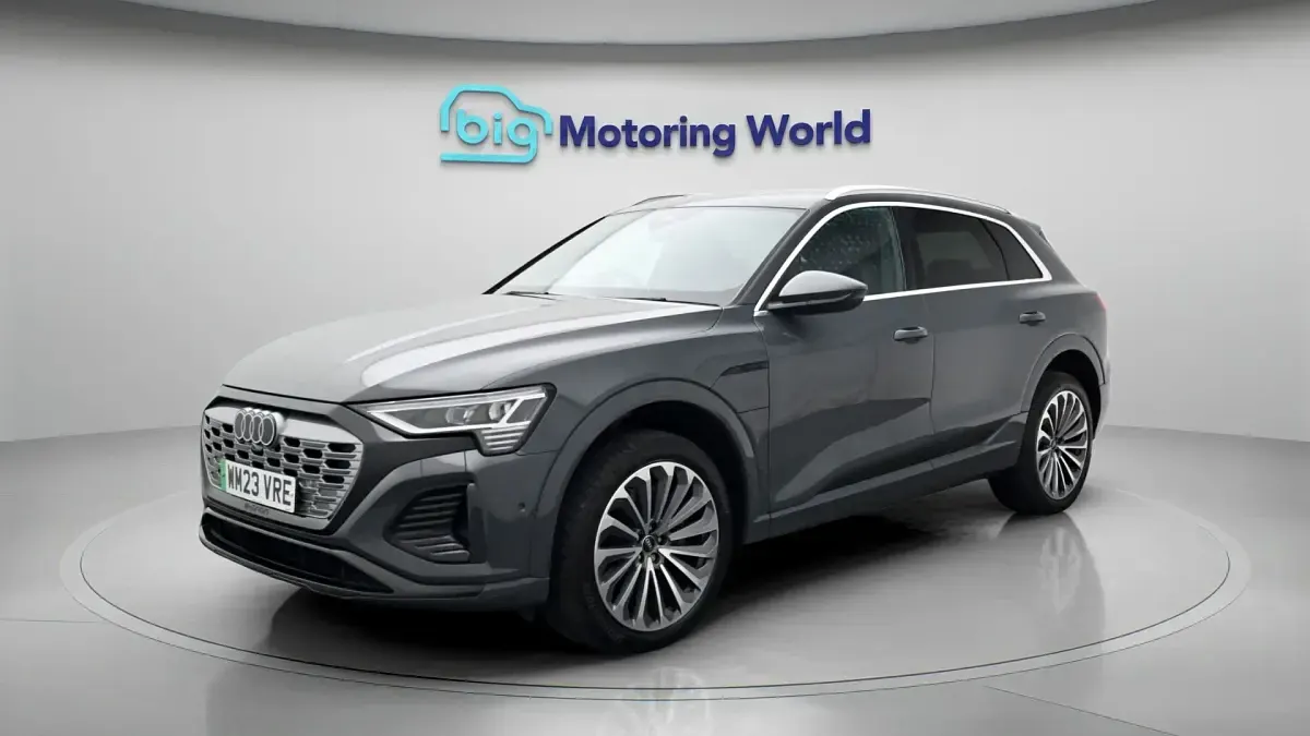Begagnad Audi Q8 e-tron S-Line 300 kW (408 HK) 2023 Grå SUV