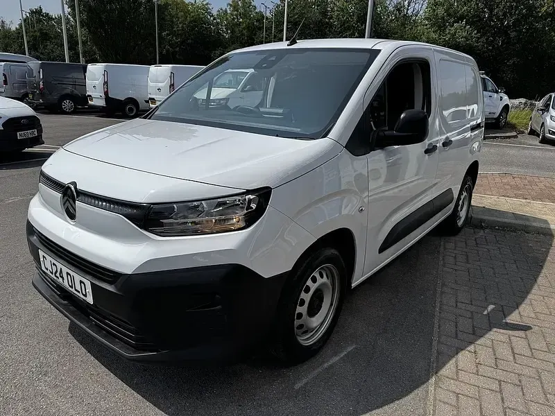 Used Citroën Berlingo 101 HP (74 kW) 2024 White MPV