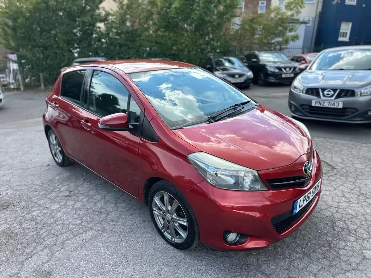 Used Toyota Yaris SR 101 HP (74 kW) 2012 Red Hatchback