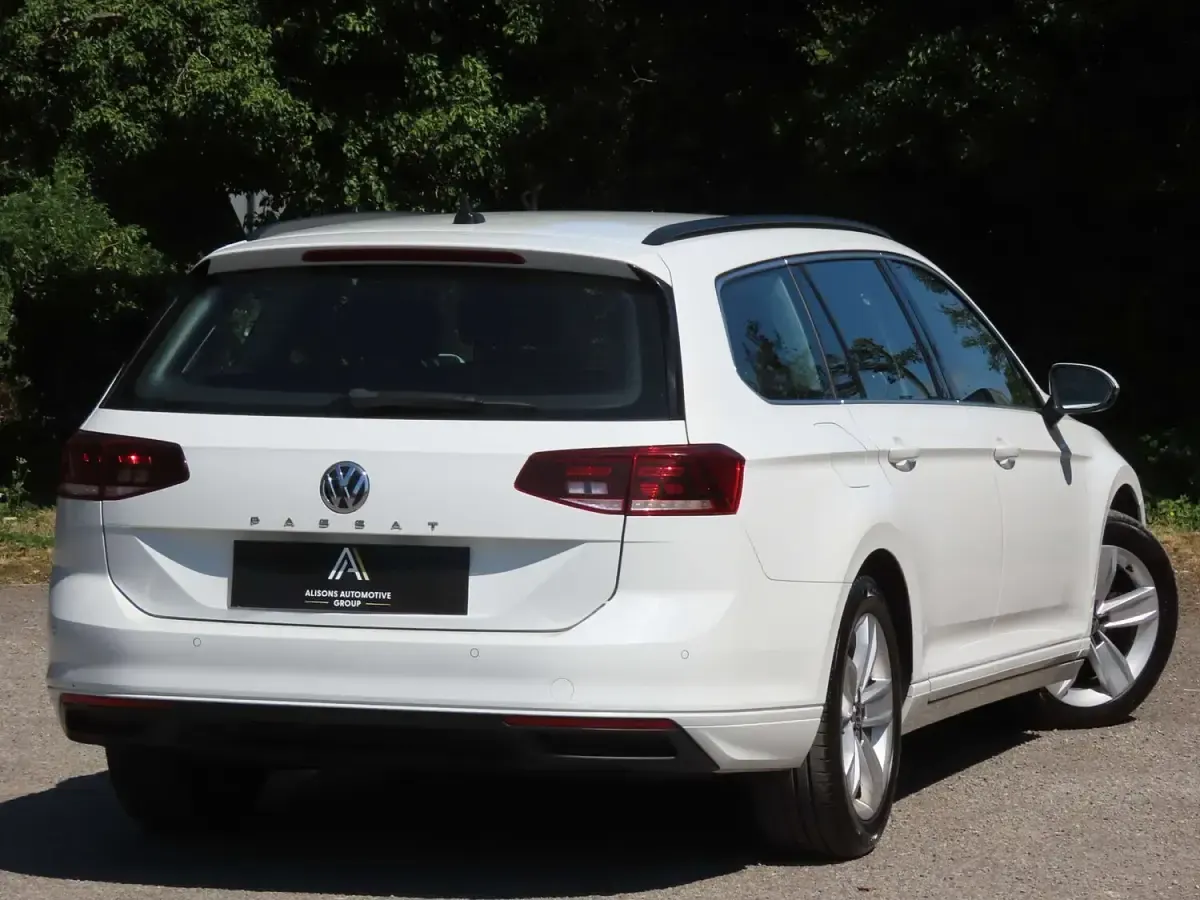 Used VW Passat SE 150 HP (110 kW) 2019 White Estate