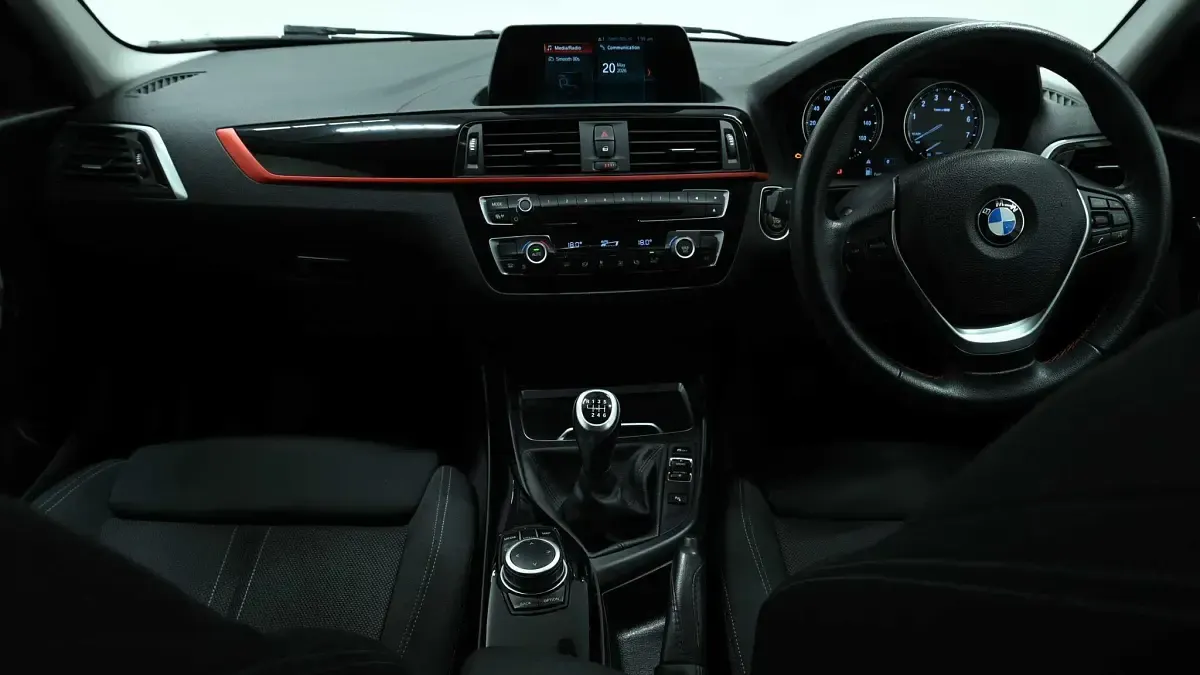 Usado BMW 118 Sport Line 134 HP (98 kW) 2019 Azul Citadino