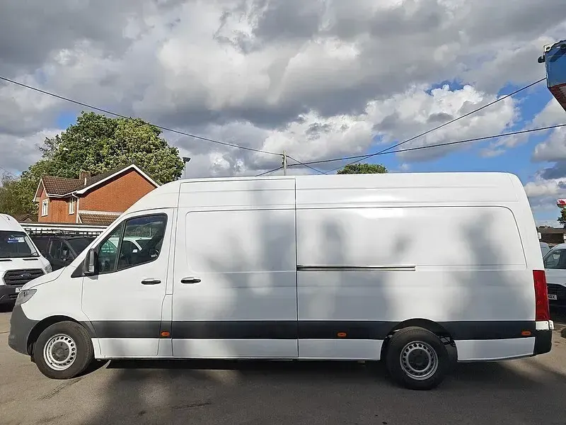 Używany Mercedes Sprinter Progressive 140 KM (102 kW) 2020 Biały Van