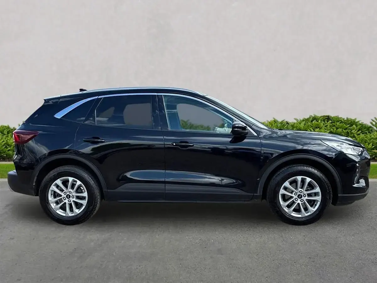 Usado Ford Kuga Titanium 150 HP (110 kW) 2025 Preto SUV