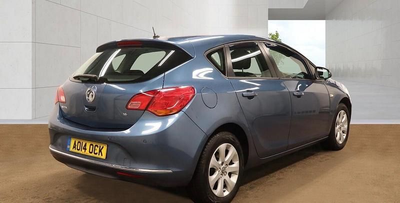 Used Vauxhall Astra Design Edition 115 HP (84 kW) 2014 Blue Hatchback