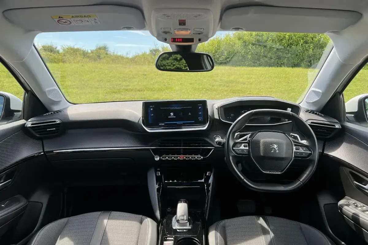 Used Peugeot 208 Allure 99 HP (72 kW) 2020 White Hatchback