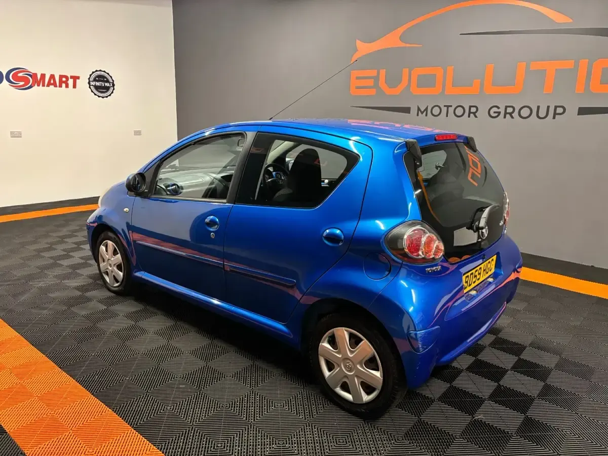Second-hand Toyota Aygo 67 CP (49 kW) 2009 Albastru Hatchback