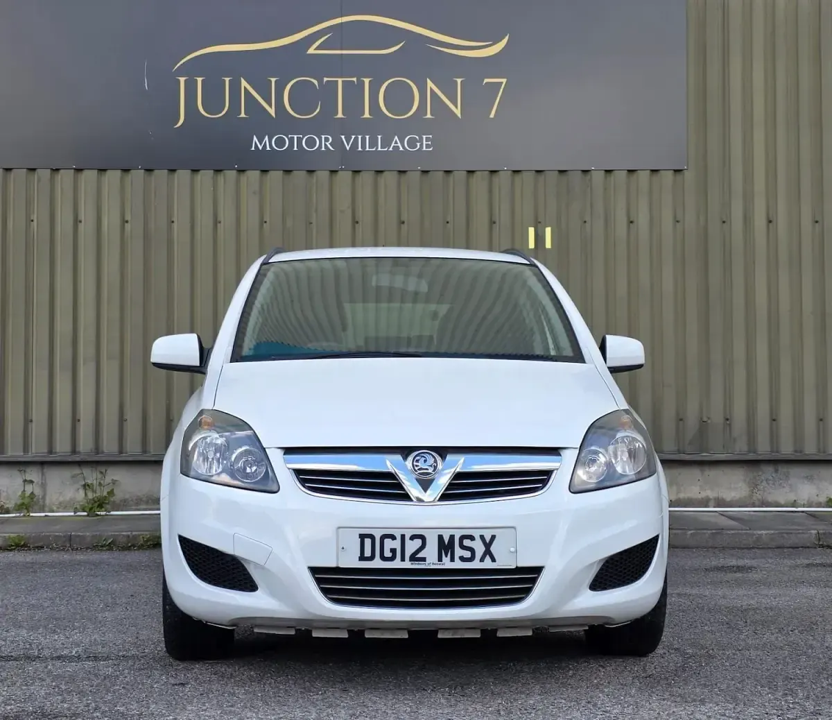 Used Vauxhall Zafira 115 HP (84 kW) 2012 White MPV