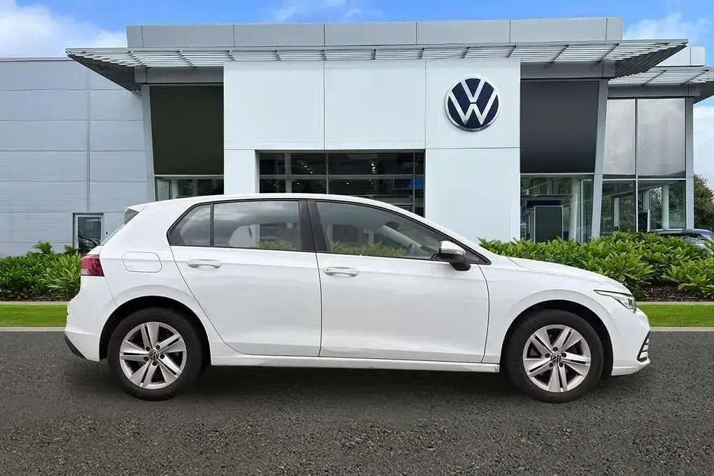 Used VW Golf VIII Life 110 HP (80 kW) 2022 White Hatchback