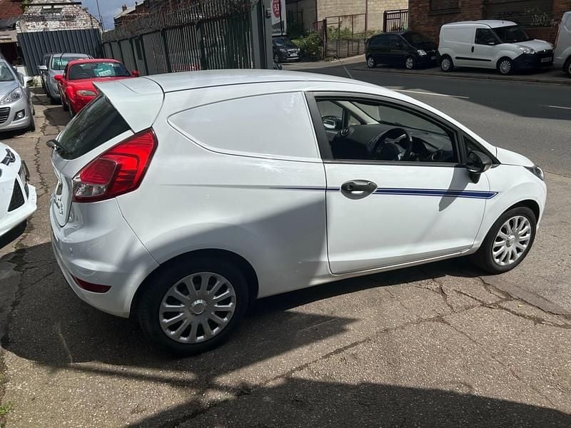 Używany Ford Fiesta 75 KM (55 kW) 2015 Biały Hatchback