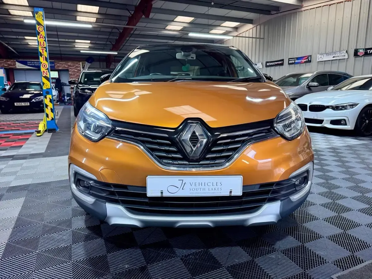 Used Renault Captur Dynamique 120 HP (88 kW) 2018 Orange/black SUV