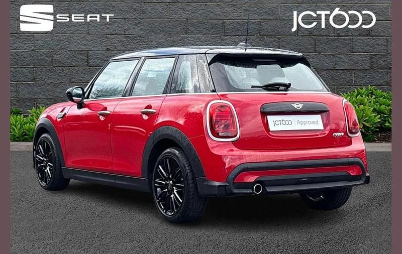 Begagnad Mini Cooper Exclusive 134 HK (98 kW) 2022 Röd Halvkombi