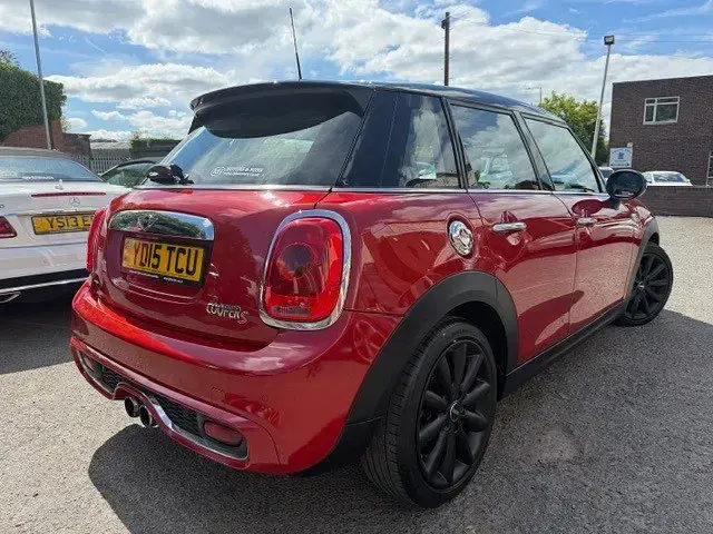 Begagnad Mini Cooper S Hatch 192 HK (141 kW) 2015 Röd Halvkombi