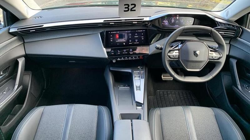 Used Peugeot 308 Allure 129 HP (94 kW) 2024 Green Hatchback