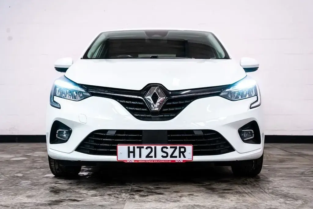 Used Renault Clio V Iconic 85 HP (62 kW) 2021 White Hatchback