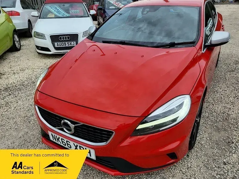 Used Volvo V40 R-Design 122 HP (89 kW) 2016 Red Hatchback