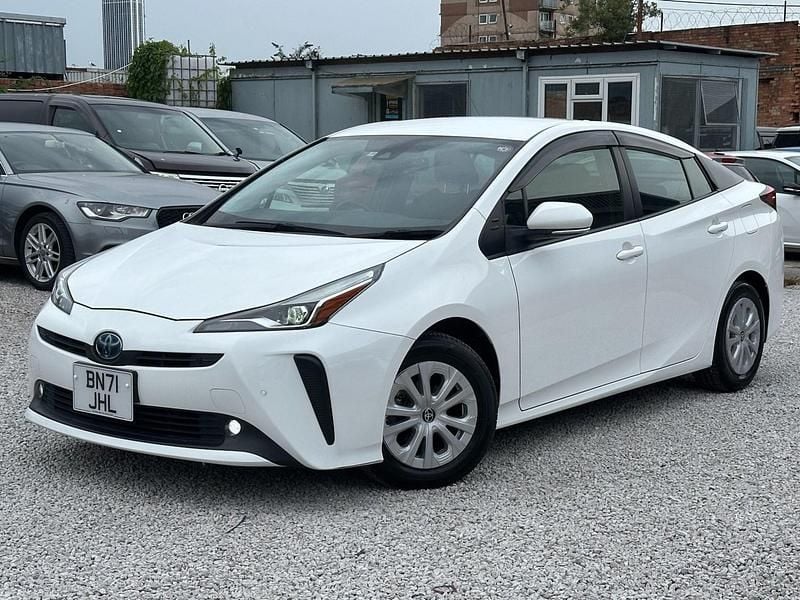 Used Toyota Prius 122 HP (89 kW) 2021 White Hatchback