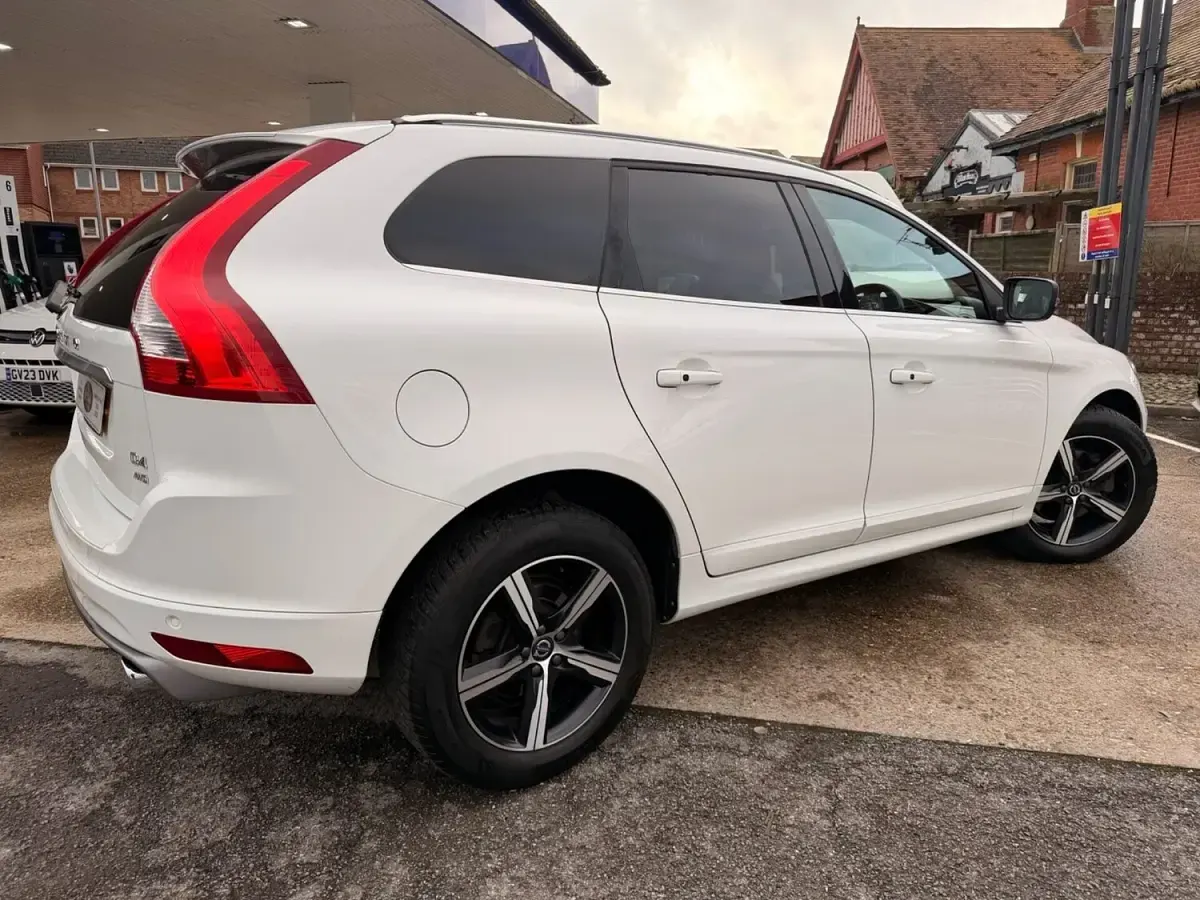Used Volvo XC60 R-Design 190 HP (139 kW) 2017 White SUV