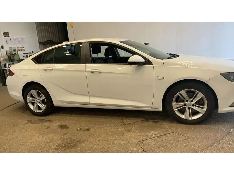 Used Vauxhall Insignia Design Edition 136 HP (100 kW) 2018 White Hatchback