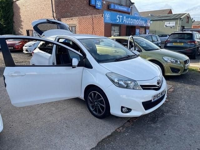 Used Toyota Yaris Trend 101 HP (74 kW) 2012 White Hatchback