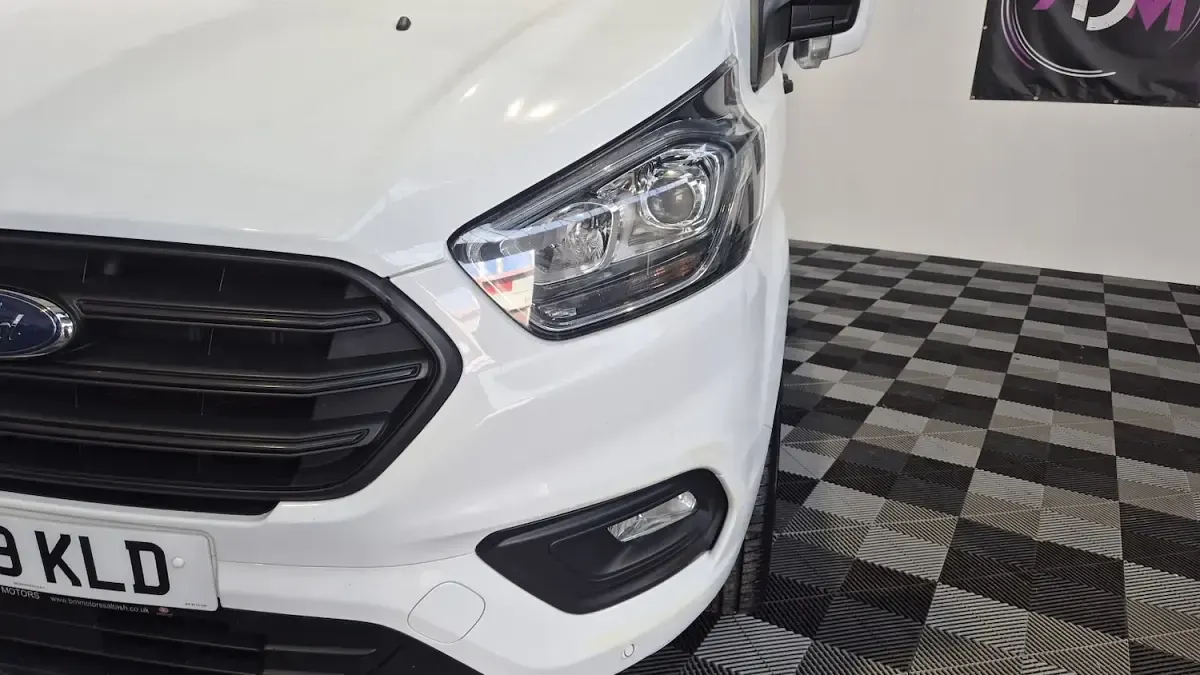 Used Ford Transit Custom Trend 2019 White Estate