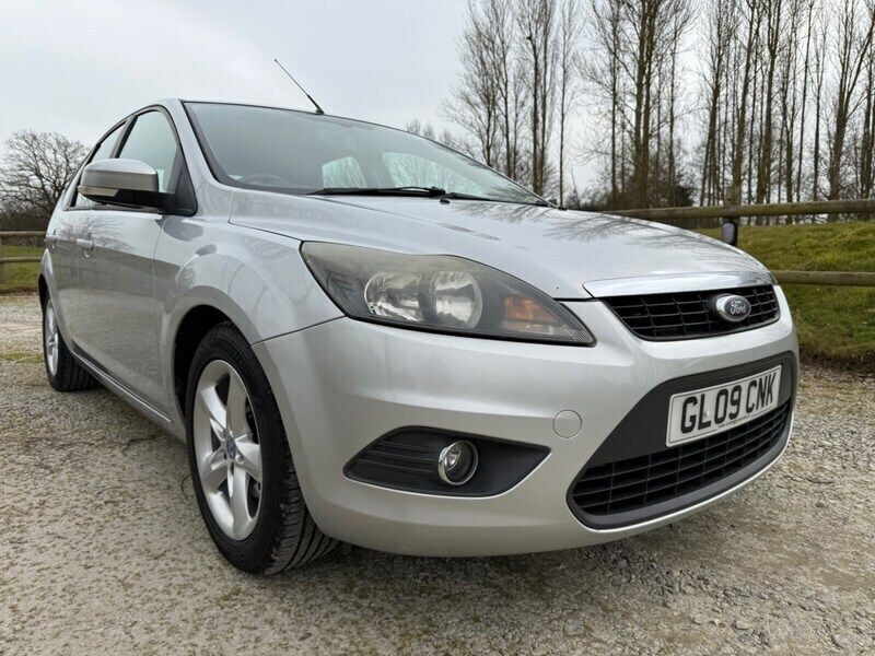 Silver Used 2009 Ford Focus Zetec Hatchback | £1,695 (Good price) - Image 1/4