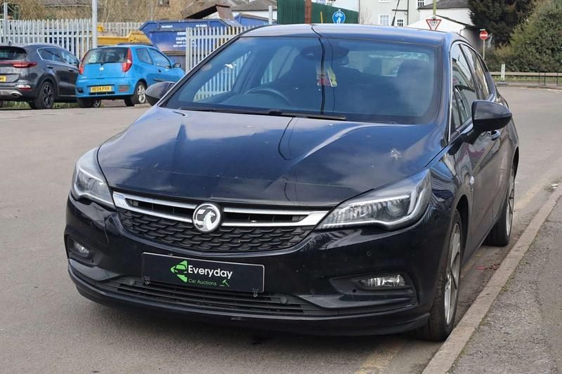 Used Vauxhall Astra SRi 110 HP (80 kW) 2017 Black Hatchback