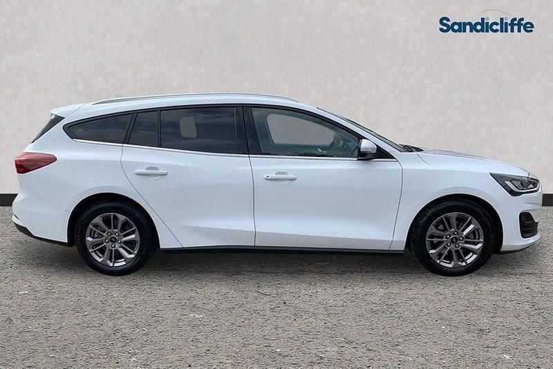 Gebraucht Ford Focus Titanium 125 PS (91 kW) 2022 Weiß Kombi