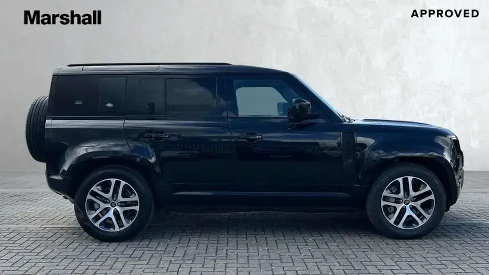 Usado Land Rover Defender SE Dynamic 404 HP (297 kW) 2024 Preto SUV