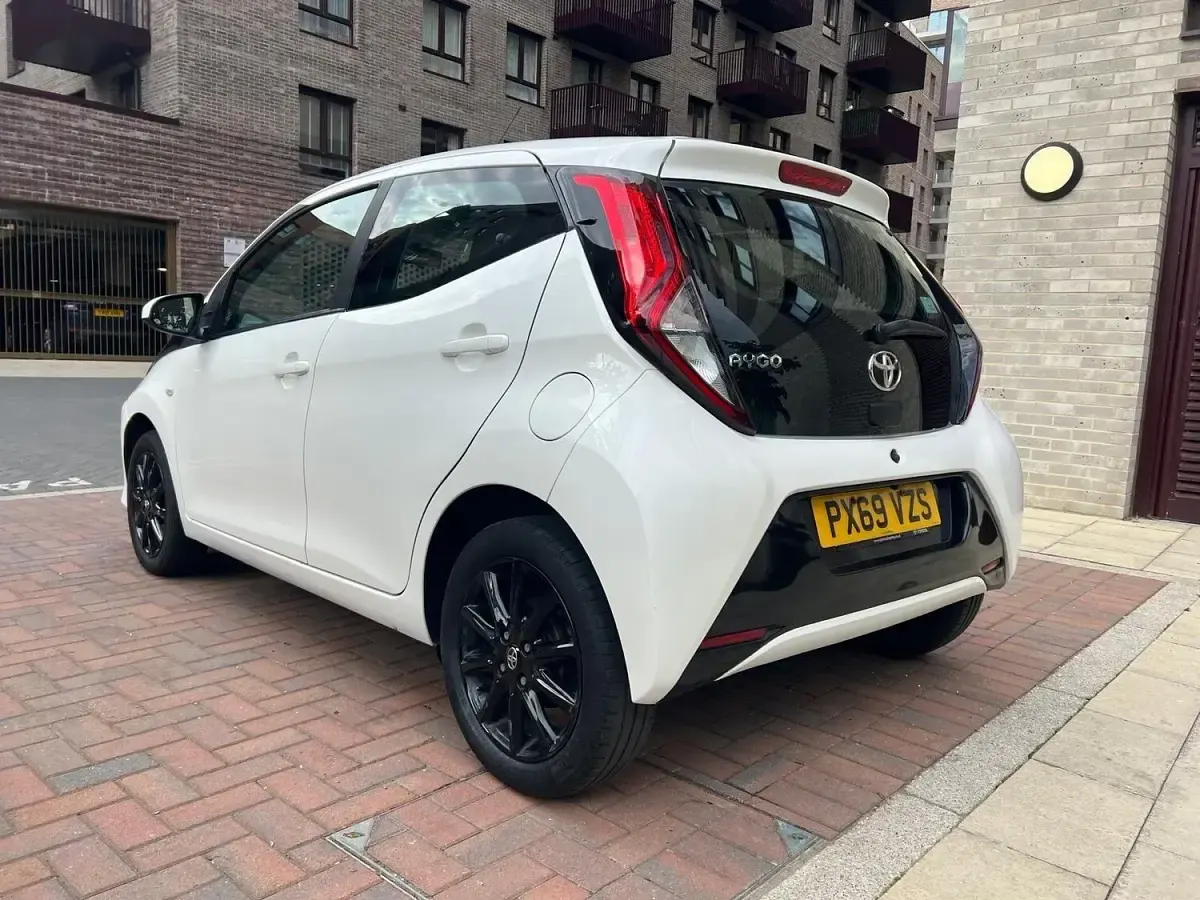Begagnad Toyota Aygo X-play 72 HK (52 kW) 2019 Vit Halvkombi