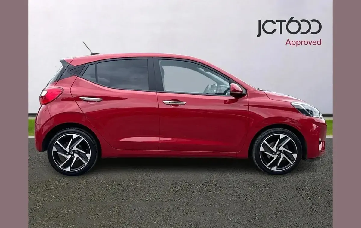 Used Hyundai i10 Premium 65 HP (47 kW) 2023 Red Hatchback